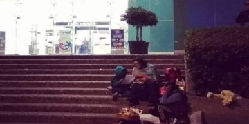 La maestra Elenita lleva material didáctico para trabajar con el niño en la calle