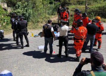 Mujer lanza a su bebé a un rio de aguas negras
