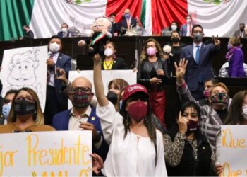 Diputados de Morena cantan las mañanitas a AMLO