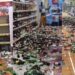 Mujer enloquece en un supermercado uy destruye botellas de alcohol