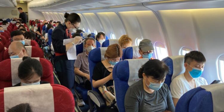 Sujeto contagio a varios pasajeros en un vuelo a pesar de haber dado negativo a la prueba PCR