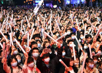 Multitud reunida fiesta covid