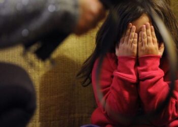 Ambas menores de 2 años fueron agredidas por sus padrastros