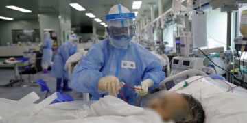 Médico alerta que hospitales se están saturando y pide a ciudadanos quedarse en casa