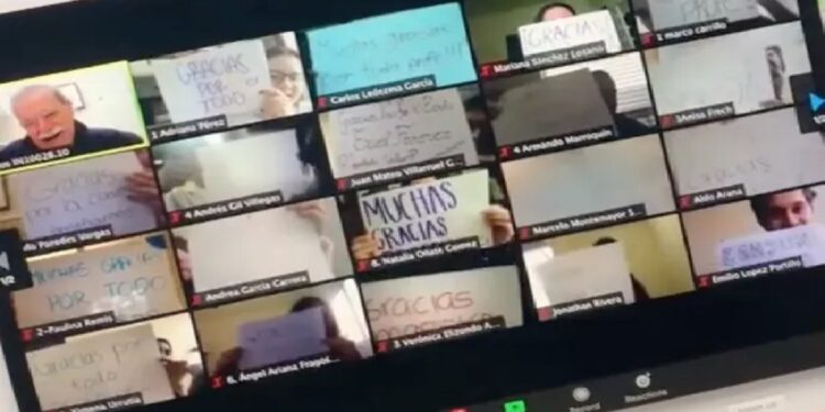 Los alumnos se pusieron de acuerdo para darle una sorpresa a su profesor Tilo