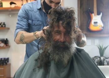 Tras su cambio de imagen, la familia del vagabundo lo reconoció