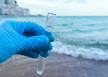 Científicos convierten agua de mar en agua potable con luz solar