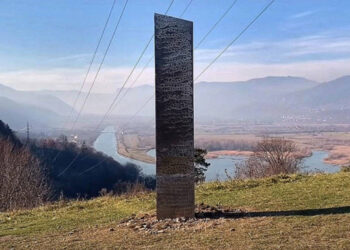 Un monolito apareció en Rumania un día después de la desaparición de otro hallado en Utah
