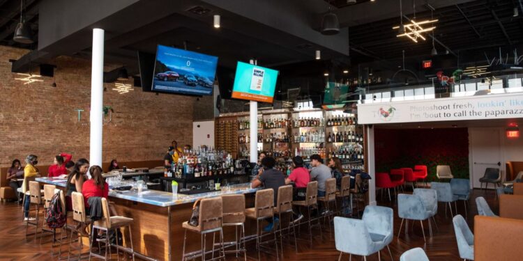 Dueño de un restaurante se molesta con sus clientes por perrear