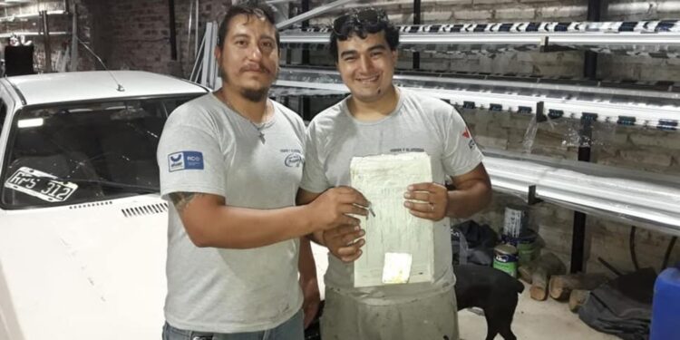Premia con un auto a su empleado más leal