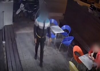El agente logró ahuyentar a los ladrones y evitó un asalto