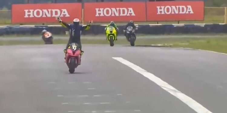 Motociclista festeja antes de tiempo y pierde la carrera