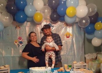 La madre de 33 años pudo sostener a sus bebé antes de morir por Covid-19