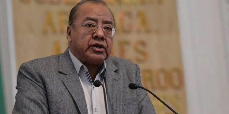 El diputado de Morena no apagó su micrófono y se escuchan gritos, el choque de los vasos y música ranchera