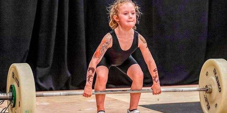 La menor de 7 años practica pesas y se forma en gimnasia