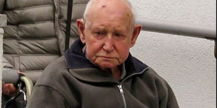Muere de covid-19 en la cárcel un hombre de 98 años que abusó de una menor