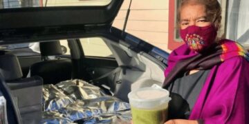 Sobrevive a covid-19 y prepara tamales para los médicos que la salvaron
