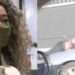 Mujer se lanza sobre el capó de un auto para defender evitar que un perro sea robado