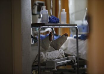 Pacientes con Covid-19 están muriendo en sus casas ante la falta de espacio en hospitales