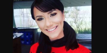 Rescatan con vida a una mujer que cayó al mar mientras se tomaba una selfie pero muere camino al hospital