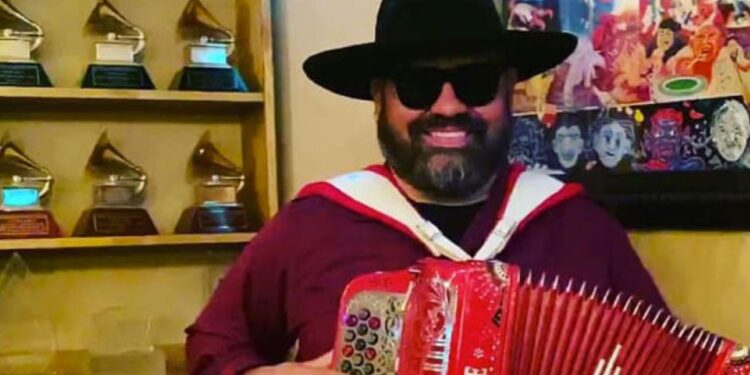 Ricky Muñoz, vocalista de intocable presume que fue vacunado contra la covid-19