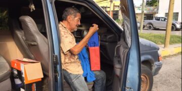 Abuelito vive en una camioneta desde hace un año porque sus hijos lo abandonaron