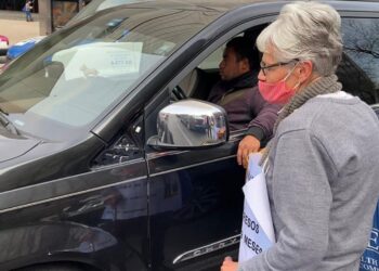 Ancianos piden limosna ante falta de empleo en supermercados, por medidas contra Covid-19