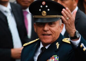 En conversaciones, se asegura que Salvador Cienfuegos sería el "segundo presidente"