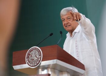 AMLO advirtió al INE que seguirá informando al pueblo en sus mañaneras