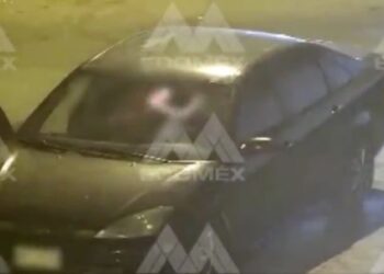 Cuando la mujer vio a la patrulla se bajó en seguida del vehículo donde la golpearon