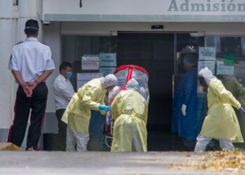 Cientos de víctimas por Covid-19 no logran ingresar a un hospital público o privado para recibir el tratamiento adecuado