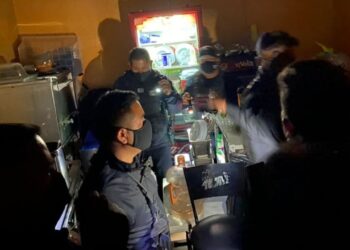Clausuran bar clandestino en Pachuca; clientes ingresaban por falso refrigerador