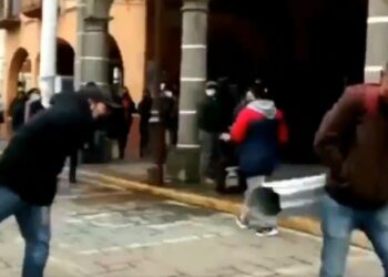Comerciantes golpean a transeúntes que no traen cubrebocas para que hagan consciencia de la pandemia