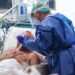 Detienen a un médico por suministrar fármacos anestésicos a pacientes con covid-19 para provocar su muerte