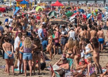Cientos de jóvenes fueron dispersados con balas de goma cuando vacacionaban en playas de Argentina