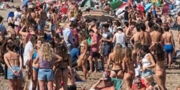 Cientos de jóvenes fueron dispersados con balas de goma cuando vacacionaban en playas de Argentina