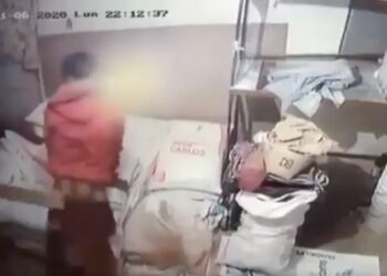 Dueños de negocio en Tonalá, Jalisco, descubren a un ladrón y le dan de tablazos