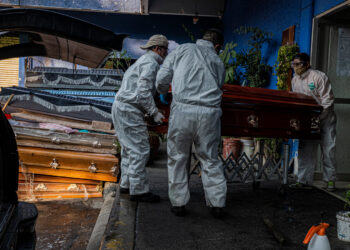 Con ataúd y flores blancas, buscan concientizar en Huauchinango, Puebla