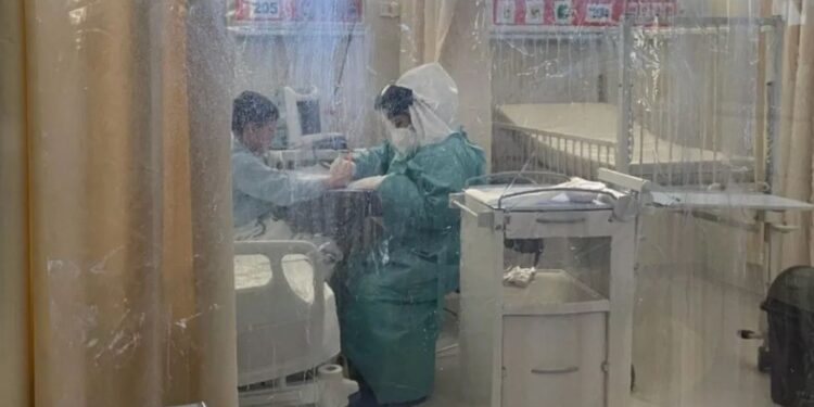 Enfermera cuida y juega con niños con covid-19 en un hospital de Sonora