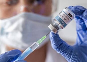 Autoridades inglesas buscan a un hombre que cobra por inyectar vacunas falsas contra Covid-19