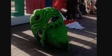 Enorme Grinch aplasta a mujer y le fractura una pierna