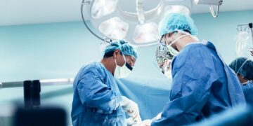 Hombre se extirpa partes del rostro para parecer alienígena negro