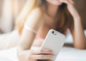 Jóvenes acudena a OnlyFans para sobrellevar la crisis en Venezuela