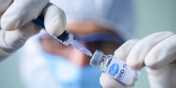 Mujer muere tras recibir vacuna contra Covid-19