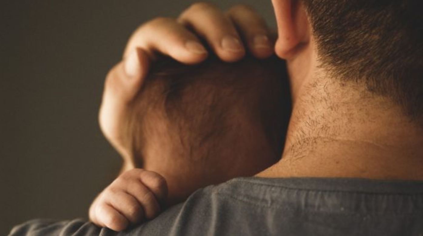 Una mujer denuncia a su esposo tras descubrirlo abusando de su hija