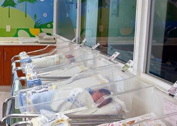 Cuando una mujer embarazada tiene Covid-19 y presenta complicaciones, se recomienda detener la gestación