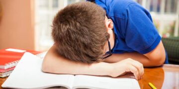 Niño cansado de hacer tarea se queja con su abuelita y se hace viral