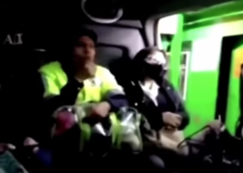 Usuaria se niega usar cubrebocas en combi de Edomex