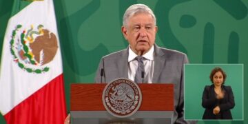 AMLO sostuvo que no fueron rebasados en la capacidad hospitalaria y se mostró confiado en que siga a la baja la disminución de contagios por Covid-19