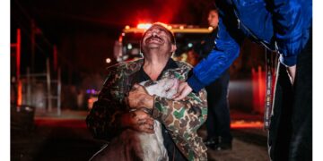 Un hombre llora al ver que su perro se salvó durante un incendio